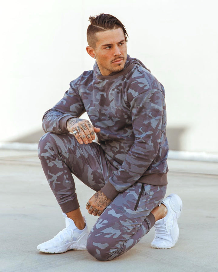 Herren modischer Kapuzenpullover mit Kängurutasche und sportlichen Jogginghosen Echoarchiv