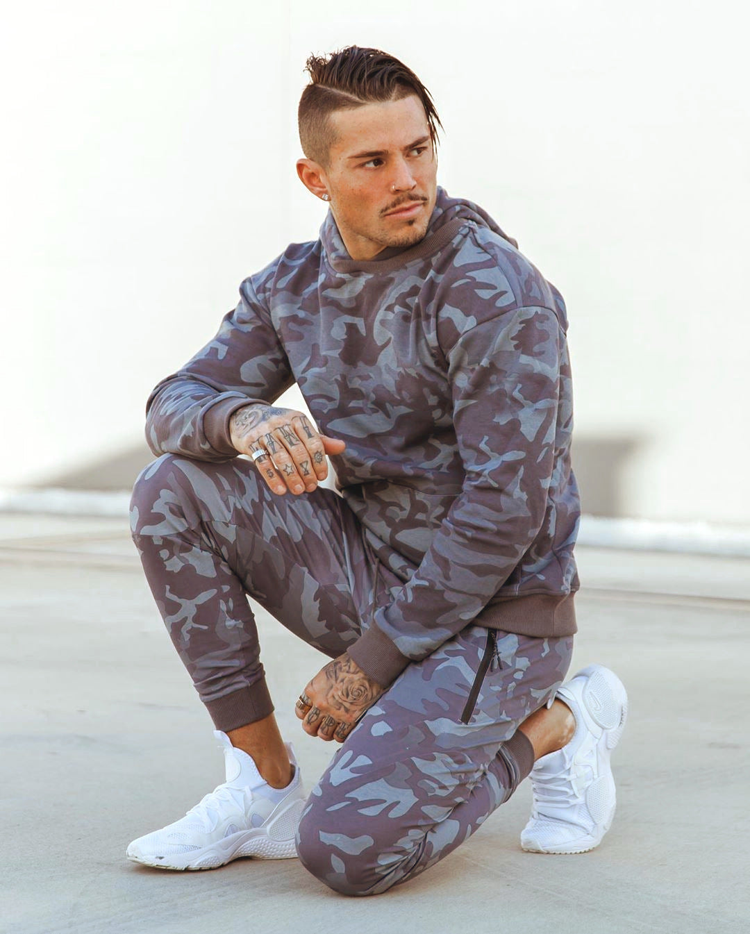 Herren modischer Kapuzenpullover mit Kängurutasche und sportlichen Jogginghosen Echoarchiv