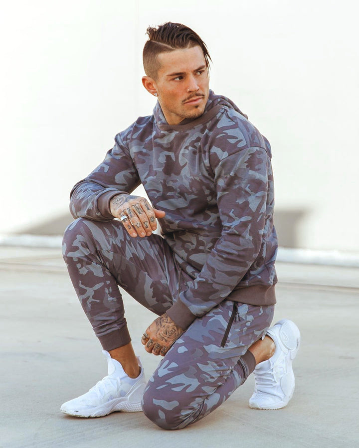 Herren modischer Kapuzenpullover mit Kängurutasche und sportlichen Jogginghosen Echoarchiv