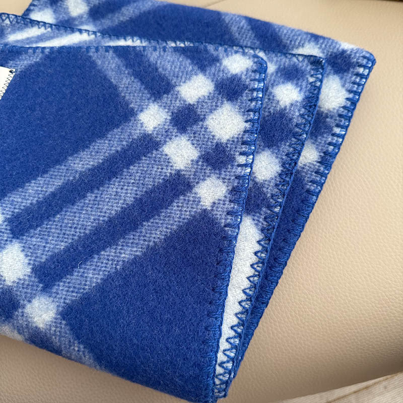 Wollschal mit geometrischem Muster