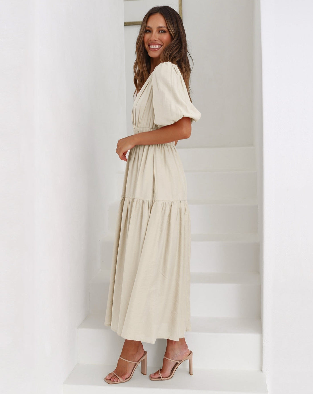 Kleid mit V-Ausschnitt und Puffärmeln – Lunéa