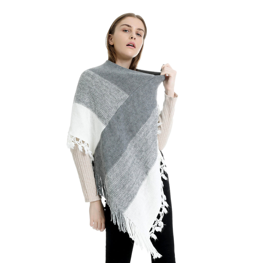 Damen Strick‑Ruana‑Poncho mit V‑Ausschnitt, asymmetrischem Zipfel und gehäkelten Fransen – Veloura