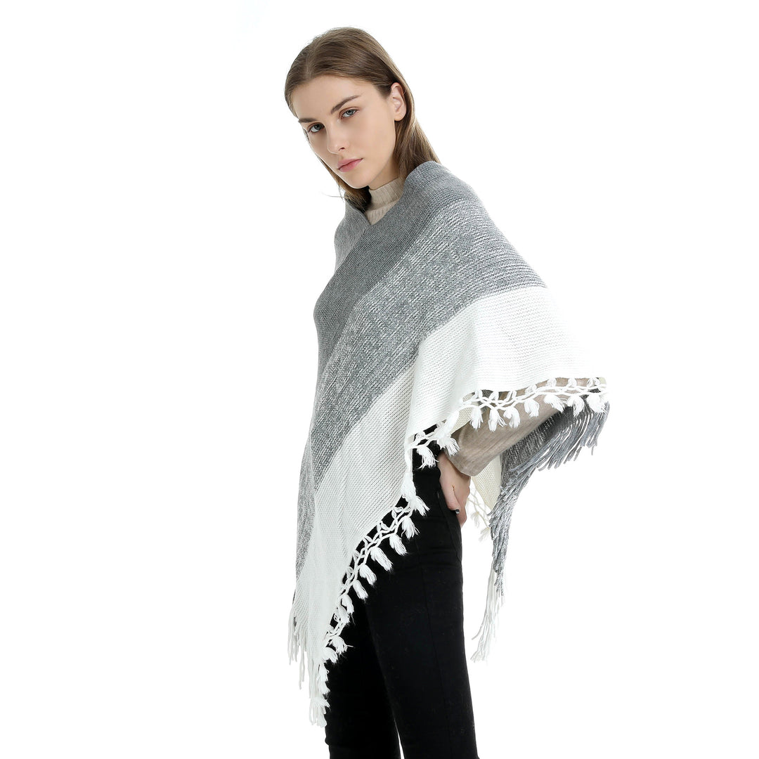 Damen Strick‑Ruana‑Poncho mit V‑Ausschnitt, asymmetrischem Zipfel und gehäkelten Fransen – Veloura