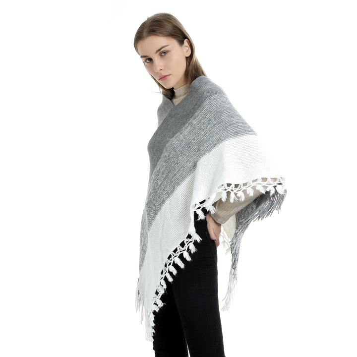Damen Strick‑Ruana‑Poncho mit V‑Ausschnitt, asymmetrischem Zipfel und gehäkelten Fransen – Veloura