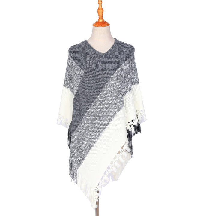 Damen Strick‑Ruana‑Poncho mit V‑Ausschnitt, asymmetrischem Zipfel und gehäkelten Fransen – Veloura