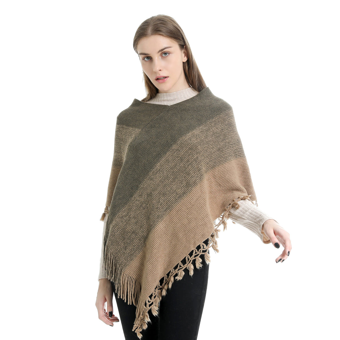 Damen Strick‑Ruana‑Poncho mit V‑Ausschnitt, asymmetrischem Zipfel und gehäkelten Fransen – Veloura