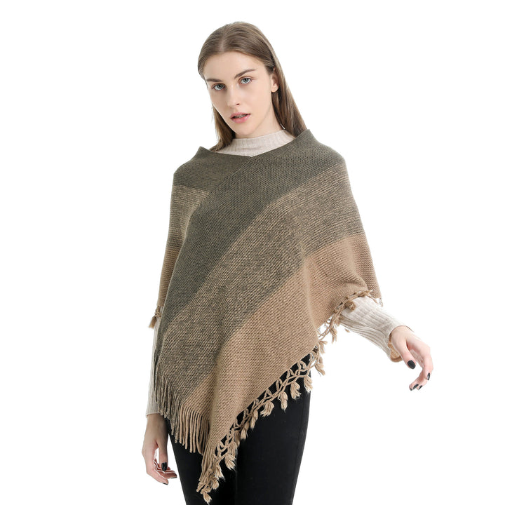 Damen Strick‑Ruana‑Poncho mit V‑Ausschnitt, asymmetrischem Zipfel und gehäkelten Fransen – Veloura