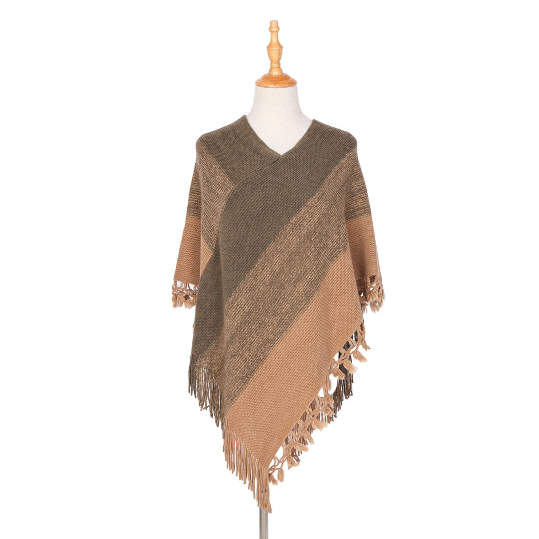 Damen Strick‑Ruana‑Poncho mit V‑Ausschnitt, asymmetrischem Zipfel und gehäkelten Fransen – Veloura
