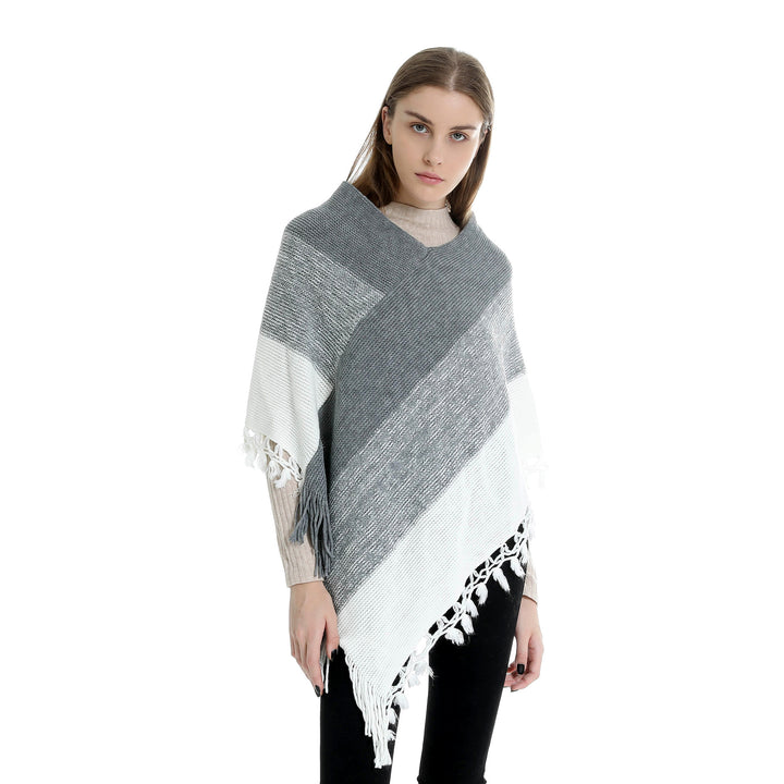 Damen Strick‑Ruana‑Poncho mit V‑Ausschnitt, asymmetrischem Zipfel und gehäkelten Fransen – Veloura