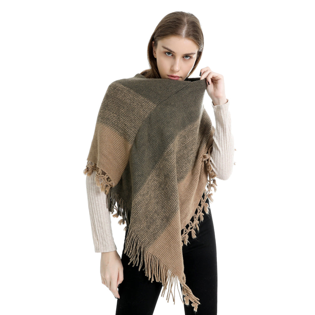 Damen Strick‑Ruana‑Poncho mit V‑Ausschnitt, asymmetrischem Zipfel und gehäkelten Fransen – Veloura