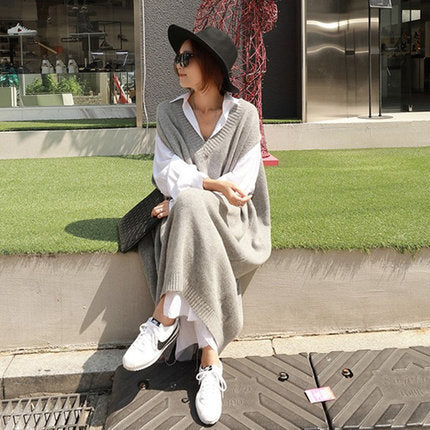 Damen Oversize Strick-Maxikleid im Weste-Look mit tiefem V-Ausschnitt und seitlichen Schlitzen – Valéora