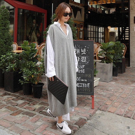 Damen Oversize Strick-Maxikleid im Weste-Look mit tiefem V-Ausschnitt und seitlichen Schlitzen – Valéora