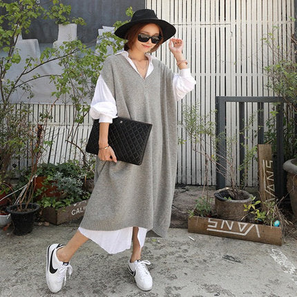 Damen Oversize Strick-Maxikleid im Weste-Look mit tiefem V-Ausschnitt und seitlichen Schlitzen – Valéora