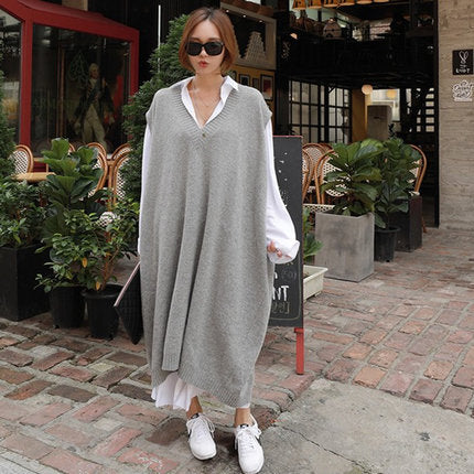 Damen Oversize Strick-Maxikleid im Weste-Look mit tiefem V-Ausschnitt und seitlichen Schlitzen – Valéora