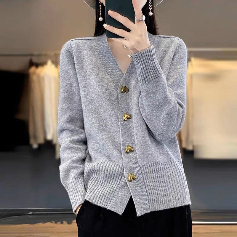 Damen-Strickjacke mit V-Ausschnitt und Herzknöpfen
