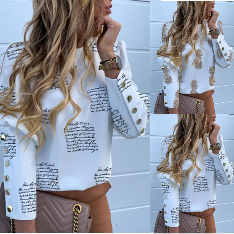 Damen Rundhalsbluse aus Viskosemix mit Ananasdruck und goldenen Dekoknopf-Manschetten – Élovi