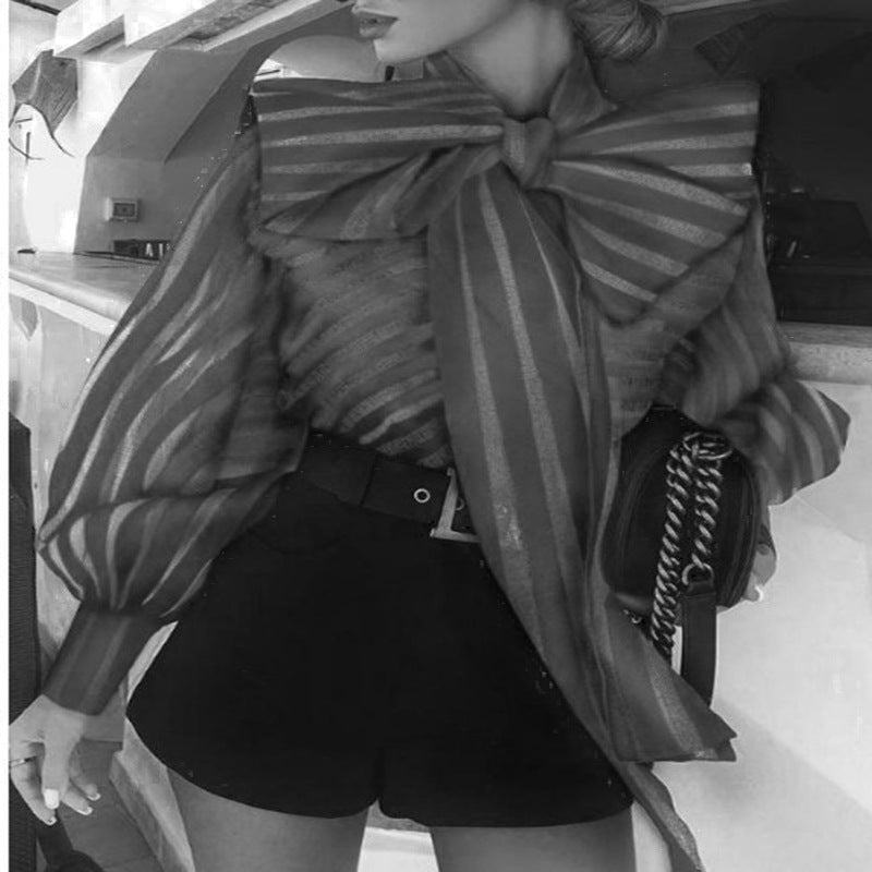 Damen Bluse mit extravaganten Rüschen und eleganten Streifendetails Echo Archiv