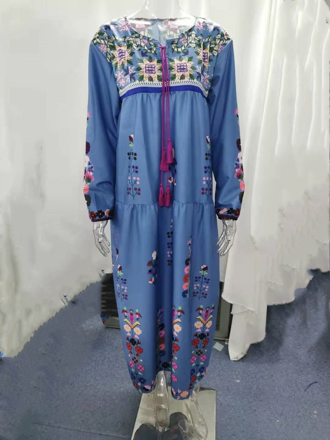 Damen nan besticktes Maxikleid mit langen Ärmeln, Quastenverschluss und folkloristischer Stickerei Echo Archiv