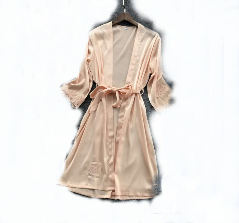 Damen Satin Hausmantel mit feinen Spitzenakzenten und verstellbarem Gürtel Echo Archiv