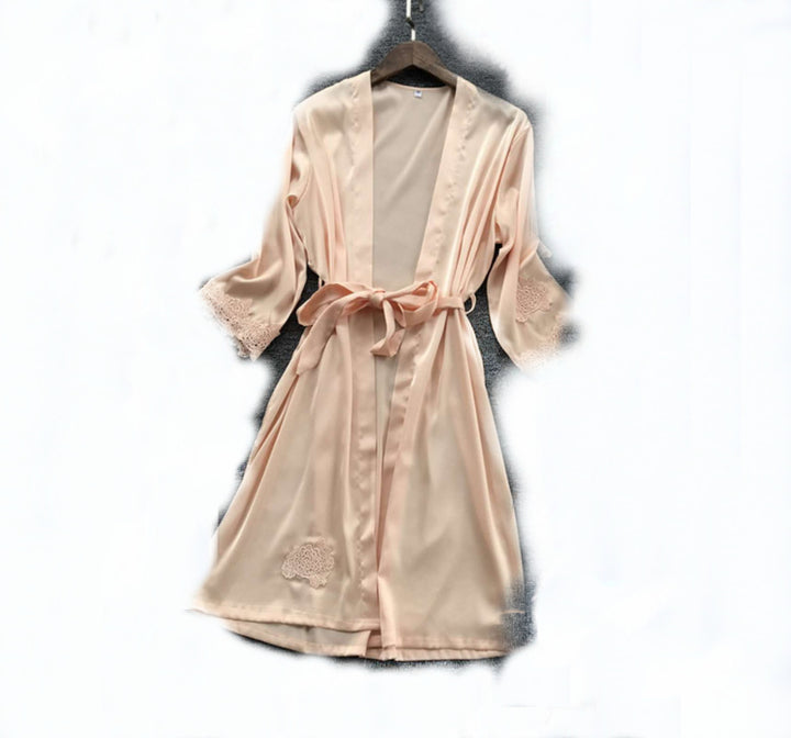 Damen Satin Hausmantel mit feinen Spitzenakzenten und verstellbarem Gürtel Echo Archiv