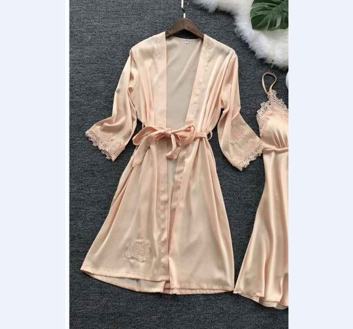 Damen Satin Hausmantel mit feinen Spitzenakzenten und verstellbarem Gürtel Echo Archiv