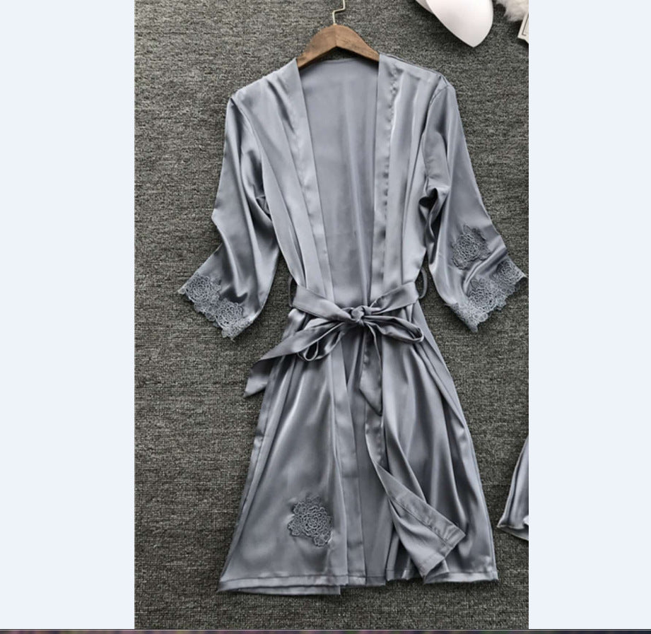 Damen Satin Hausmantel mit feinen Spitzenakzenten und verstellbarem Gürtel Echo Archiv