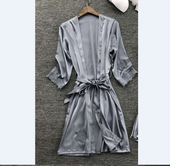 Damen Satin Hausmantel mit feinen Spitzenakzenten und verstellbarem Gürtel Echo Archiv