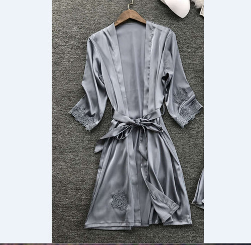 Damen Satin Hausmantel mit feinen Spitzenakzenten und verstellbarem Gürtel Echo Archiv