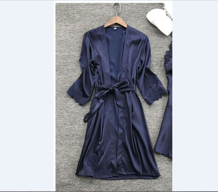 Damen Satin Hausmantel mit feinen Spitzenakzenten und verstellbarem Gürtel Echo Archiv