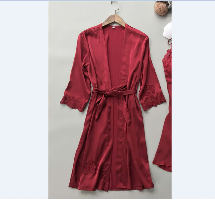Damen Satin Hausmantel mit feinen Spitzenakzenten und verstellbarem Gürtel Echo Archiv