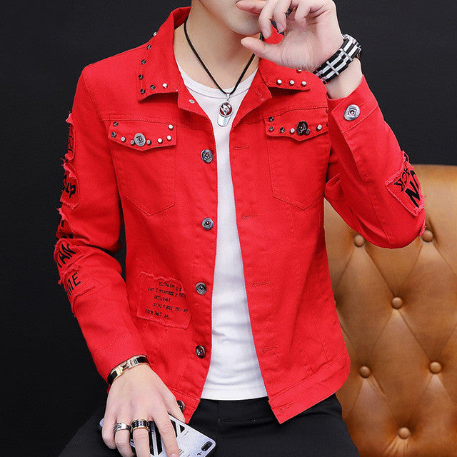 Herren modischer Denimjacke mit dekorativen Details Echoarchiv