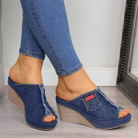 Damen nan Jeans-Pantolette mit offener Zehenpartie, fransigem Saum und Bastkeilabsatz Echo Archiv