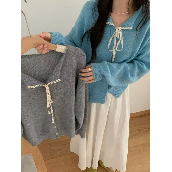 Damen-Strickjacke mit Spitzenkragen und Bindeband