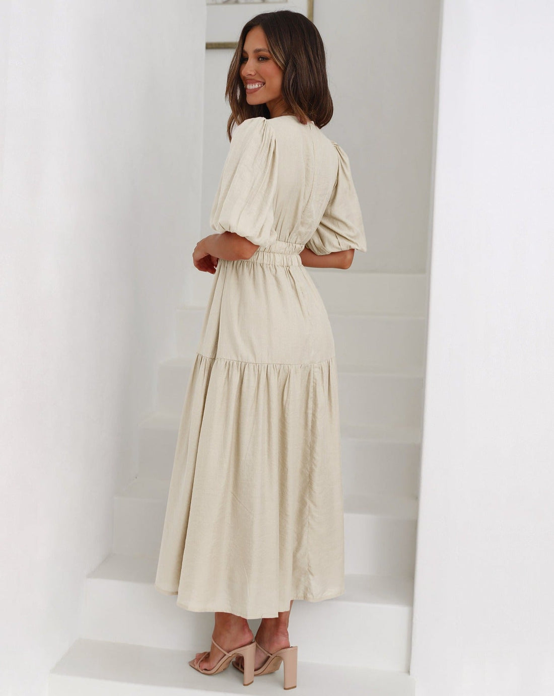 Kleid mit V-Ausschnitt und Puffärmeln – Lunéa