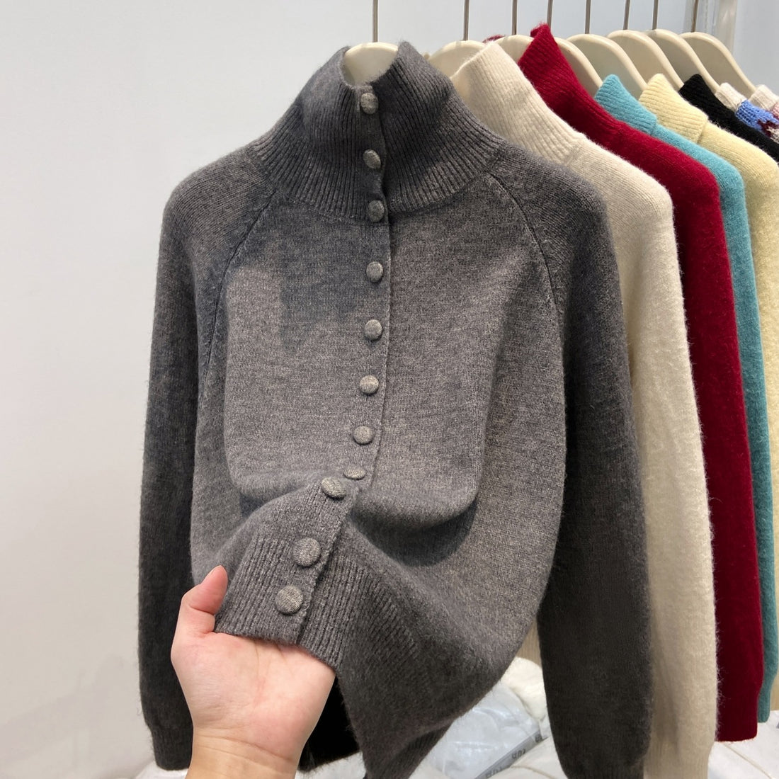 Damen-Strickjacke mit Stehkragen und Knopfleiste
