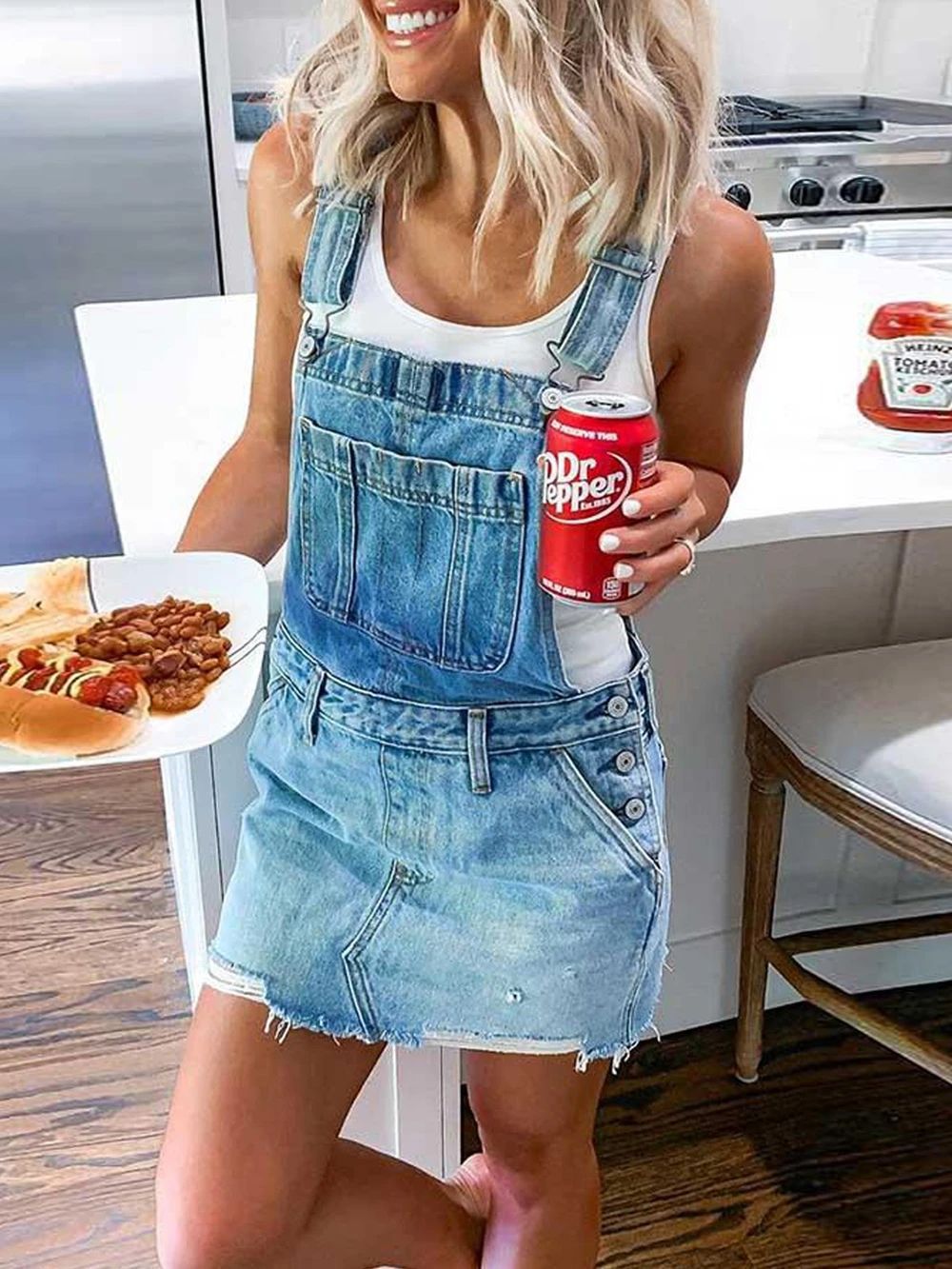 Damen Latzkleid aus hochwertigen Denim mit stylischen Knopfdetails Echoarchiv