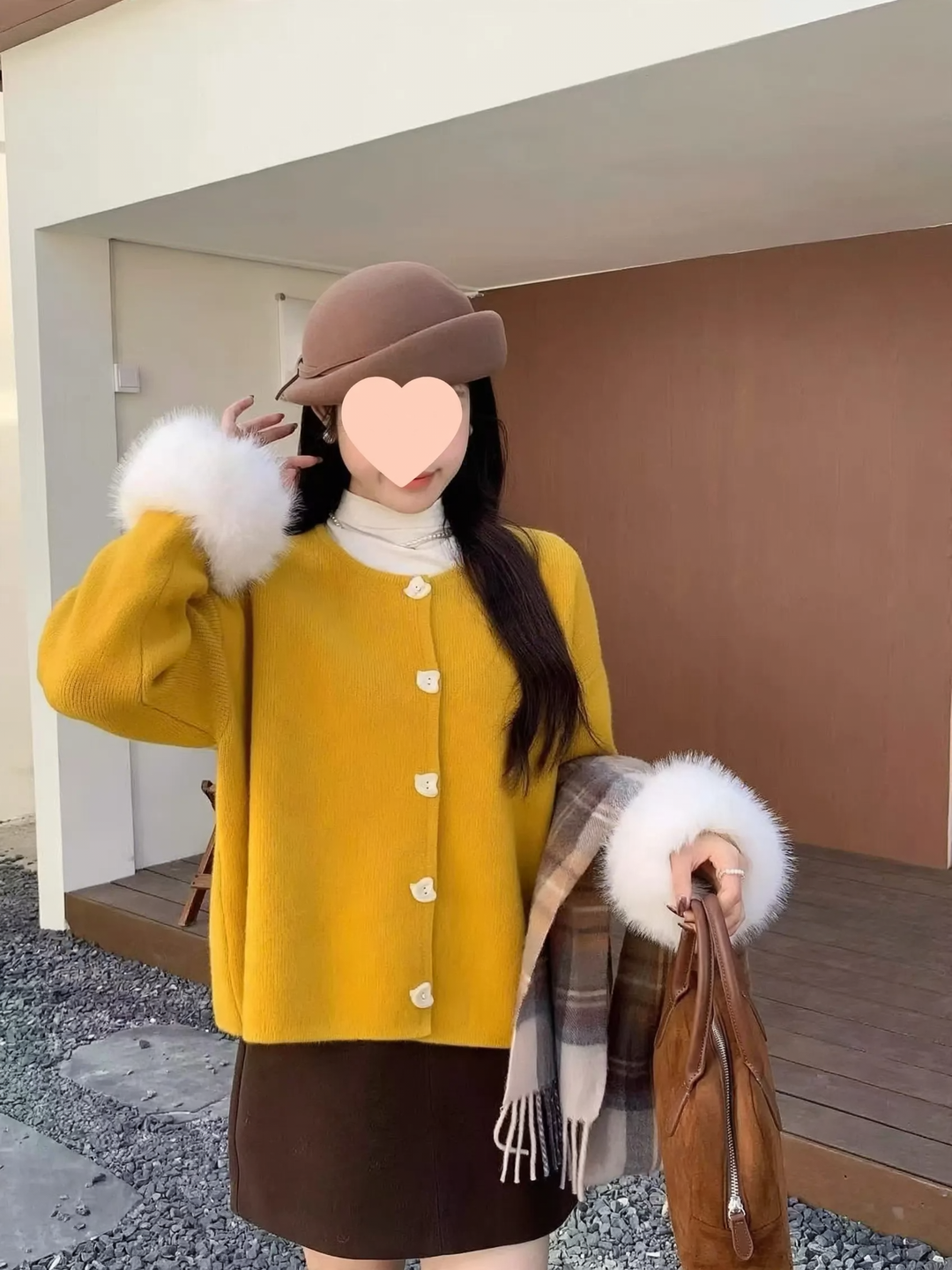 Strickjacke mit Herzknöpfen und flauschigen Ärmeln