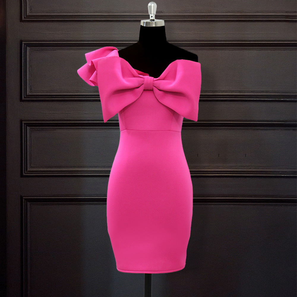 Damen figurbetontes Kleid mit dramatischem Schleifen-Akzent Echo Archiv