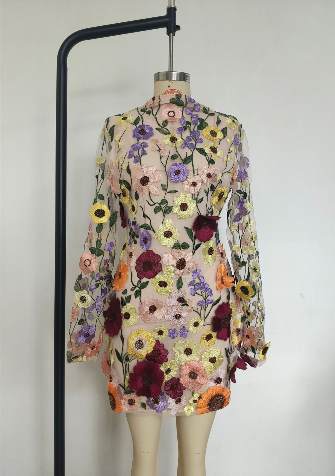 Echoarchiv | Handgefertigtes Blumenkleid