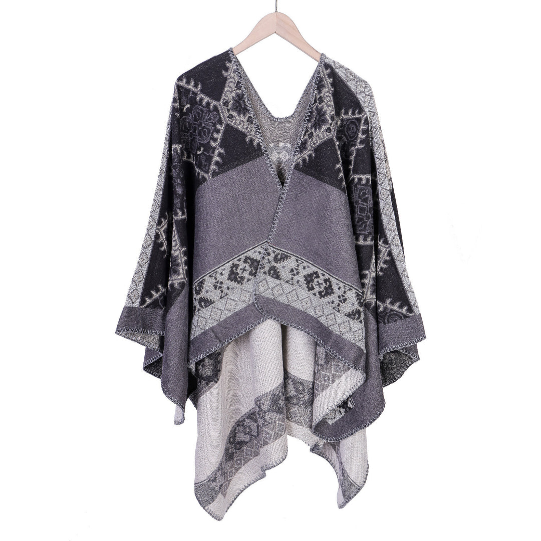 Damen Oversize-Ruana-Poncho aus Jacquardgewebe mit asymmetrischem Zipfelrand und ornamentaler Bordüre – Célinea