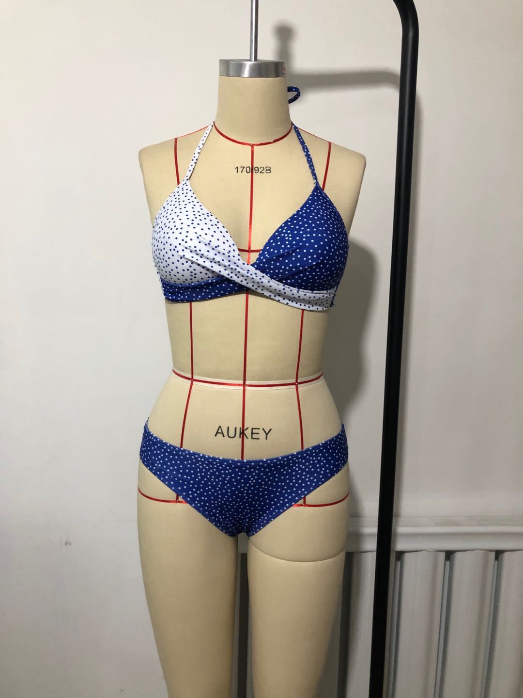Damen Bikini-Set mit modischen Schnittdetails und unterstützendem Oberteil Echo Archiv