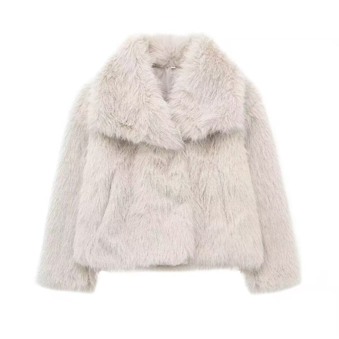 Modischer Mantel mit großem Revers aus Kunstfell