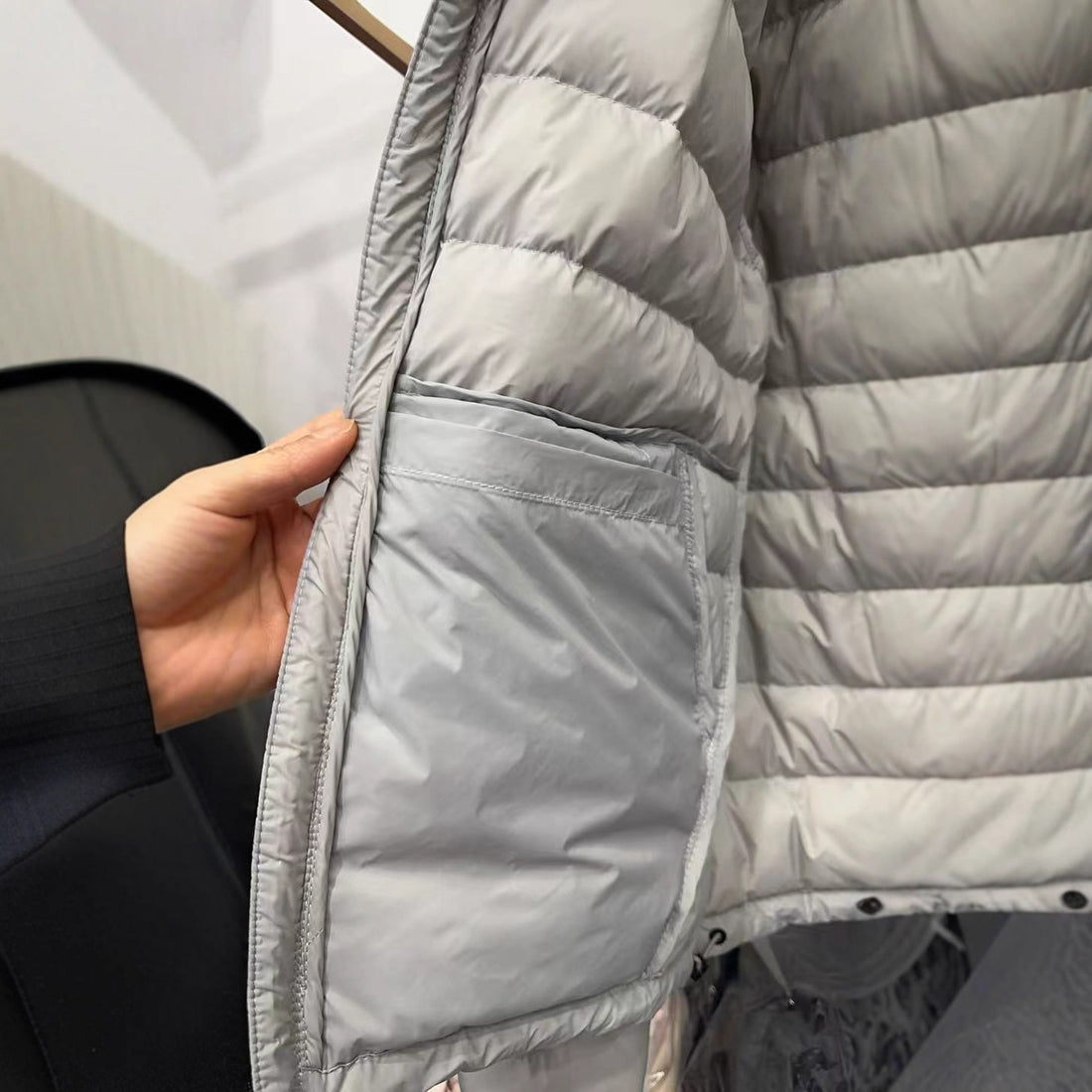 Kurze Damen-Daunenjacke mit Kapuze