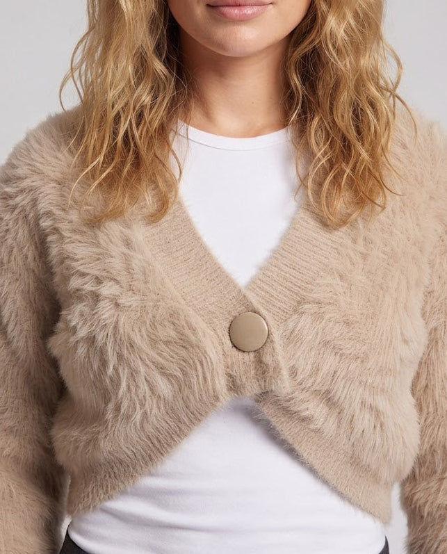 Damen Kurzcardigan aus flauschigem Kunstfell‑Strick mit tiefem V‑Ausschnitt und Zierknopf Echo Archiv