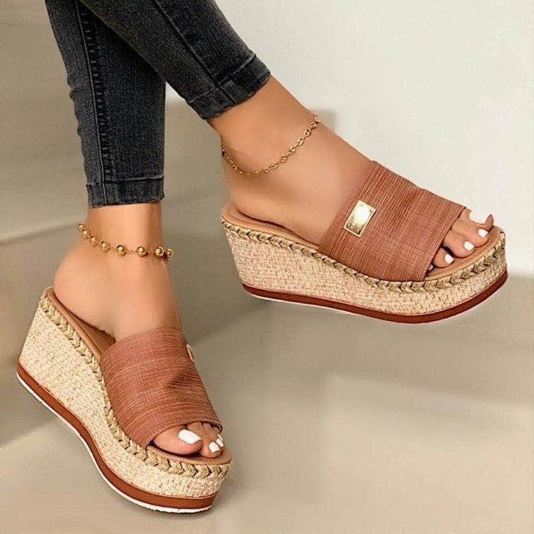 Damen nan Espadrille-Pantolette mit geflochtenem Bastkeil, breitem Strukturriemen und goldener Zierplatte Echo Archiv