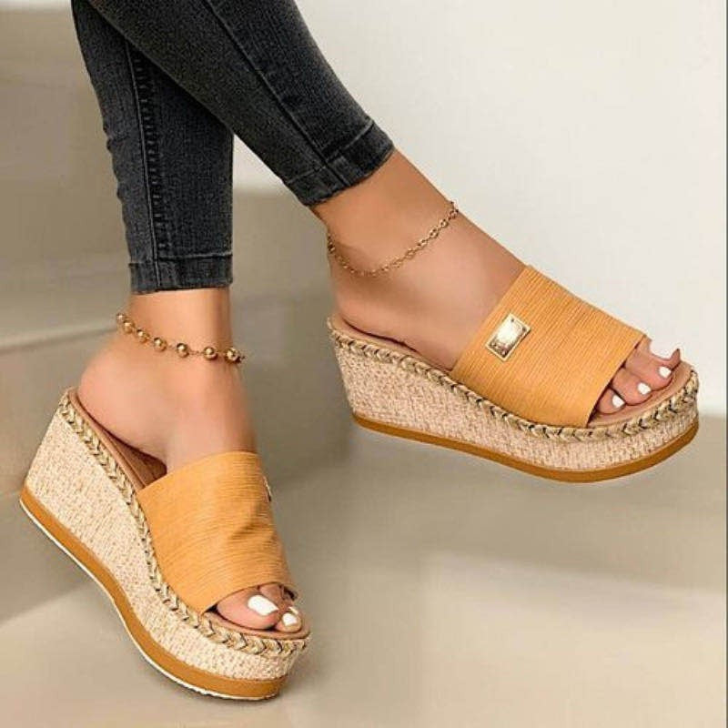 Damen nan Espadrille-Pantolette mit geflochtenem Bastkeil, breitem Strukturriemen und goldener Zierplatte Echo Archiv