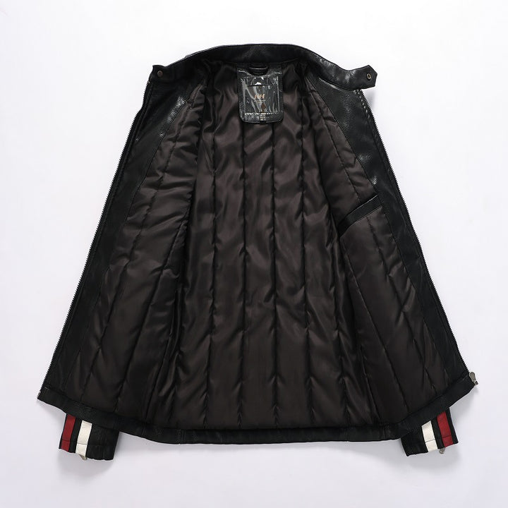 Herren Kunstlederjacke im sportlichen Retro-Stil mit markanten Patches und funktionalen Taschen Echoarchiv
