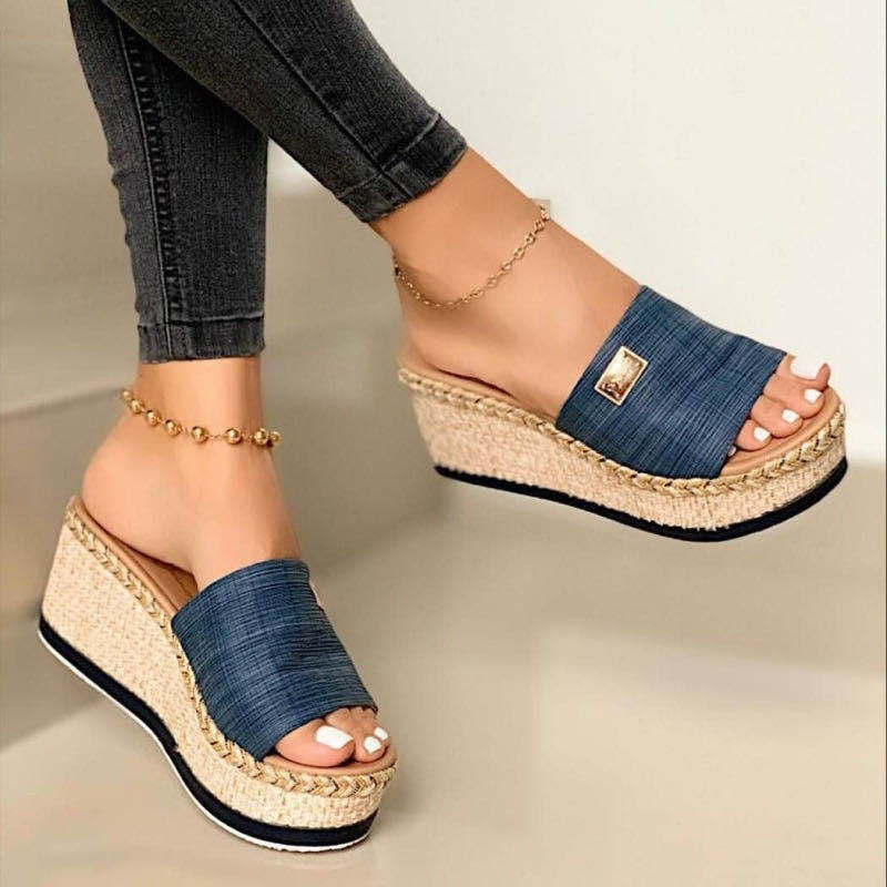 Damen nan Espadrille-Pantolette mit geflochtenem Bastkeil, breitem Strukturriemen und goldener Zierplatte Echo Archiv