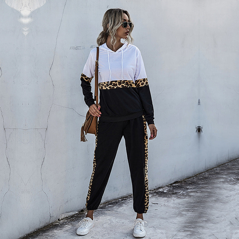 Damen Zweiteiliges Jogging-Set mit Kapuzenpullover und Leoprint-Seiteneinsätzen Echoarchiv