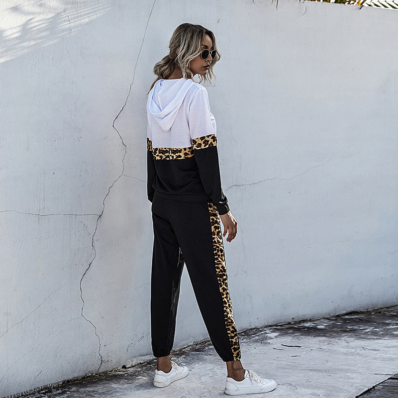 Damen Zweiteiliges Jogging-Set mit Kapuzenpullover und Leoprint-Seiteneinsätzen Echoarchiv